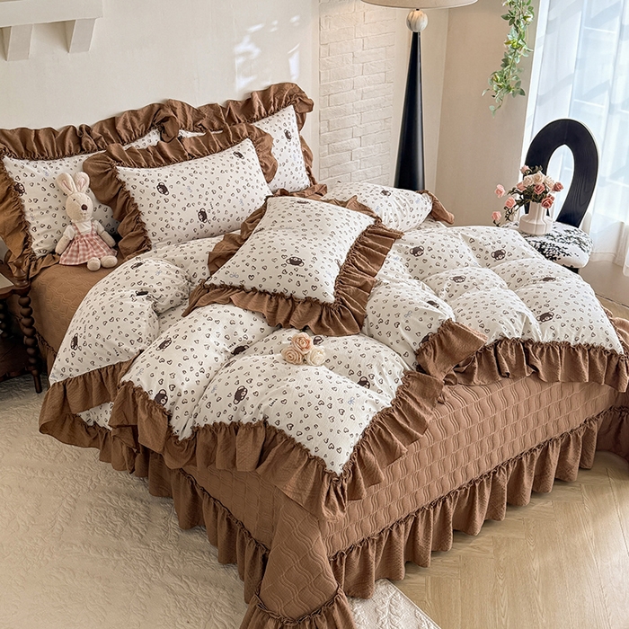 91家纺网 家纺一手货源 找家纺 贝凯瑞 2026新款双层纱木棉水洗棉法式复古花边床盖单件三件四件套-焦糖系列 焦糖熊