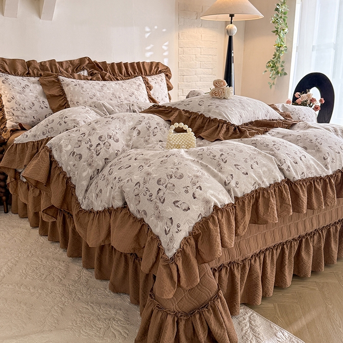 91家纺网 家纺一手货源 找家纺 贝凯瑞 2026新款双层纱木棉水洗棉法式复古花边床盖单件三件四件套-焦糖系列 摩卡秘境