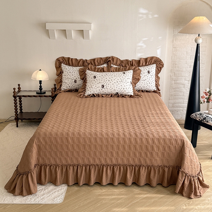 91家纺网 家纺一手货源 找家纺 贝凯瑞 2026新款双层纱木棉水洗棉法式复古花边床盖单件三件四件套-焦糖系列 焦糖熊