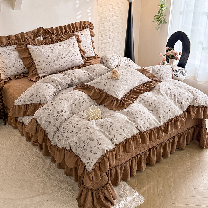 91家纺网 家纺一手货源 找家纺 贝凯瑞 2026新款双层纱木棉水洗棉法式复古花边床盖单件三件四件套-焦糖系列 摩卡秘境