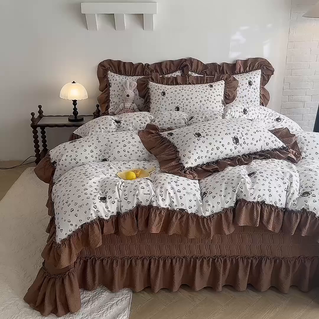 91家纺网 家纺一手货源 找家纺 贝凯瑞 2026新款双层纱木棉水洗棉法式复古花边床盖单件三件四件套-焦糖系列 焦糖熊