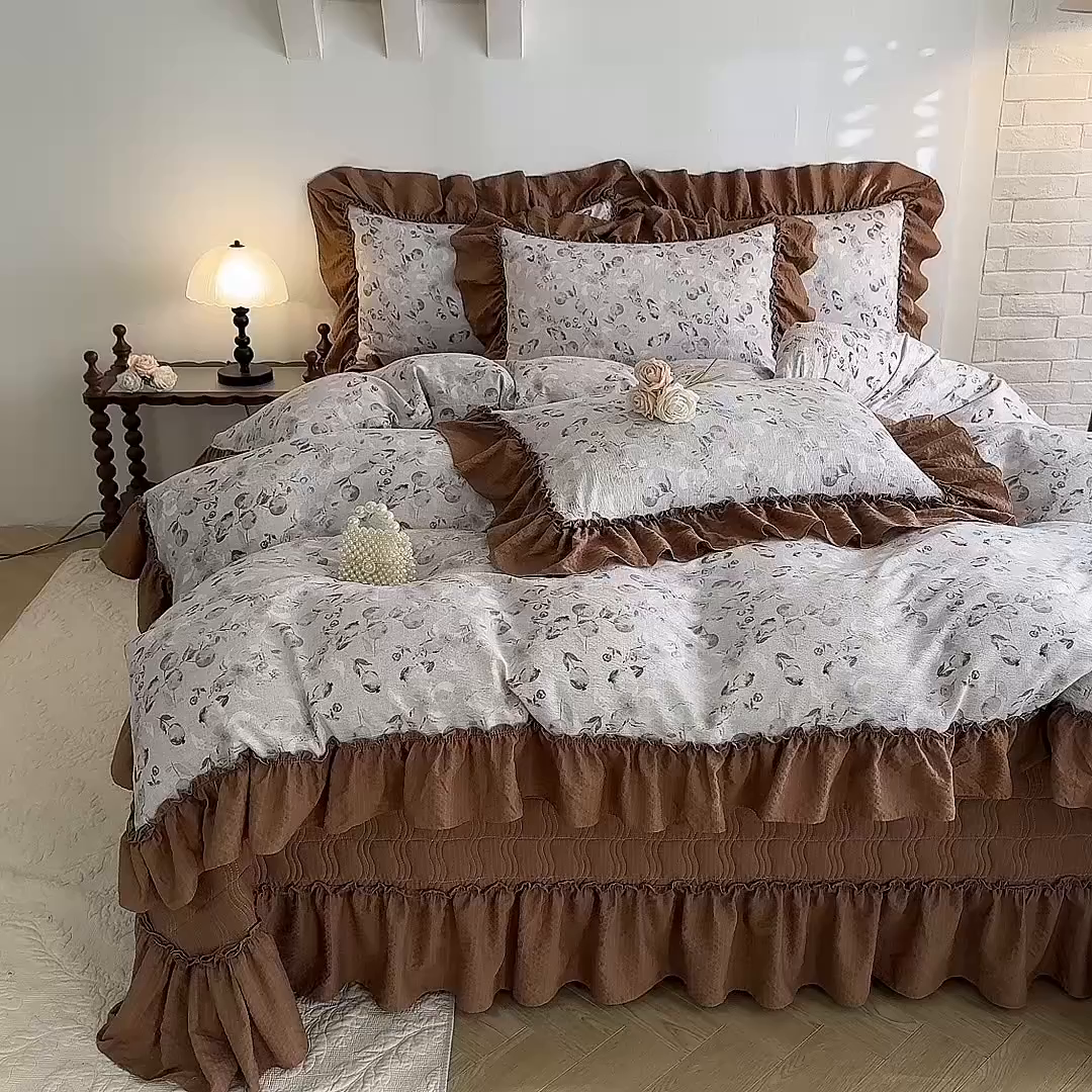 91家纺网 家纺一手货源 找家纺 贝凯瑞 2026新款双层纱木棉水洗棉法式复古花边床盖单件三件四件套-焦糖系列 摩卡秘境