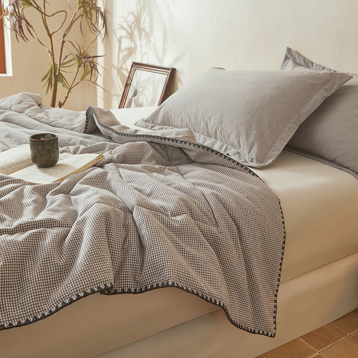 91家纺网 家纺一手货源 找家纺 阳光被业 2026新款100%棉花双层纱夏被新疆棉花空调被可机洗夏凉被绣边踩棉工艺 小格格--灰