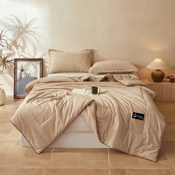 91家纺网 家纺一手货源 找家纺 阳光被业 2026新款100%棉花双层纱夏被新疆棉花空调被可机洗夏凉被绣边踩棉工艺 小格格--咖