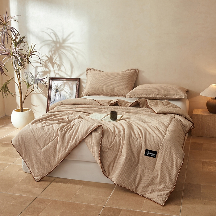 91家纺网 家纺一手货源 找家纺 阳光被业 2026新款100%棉花双层纱夏被新疆棉花空调被可机洗夏凉被绣边踩棉工艺 小格格--咖