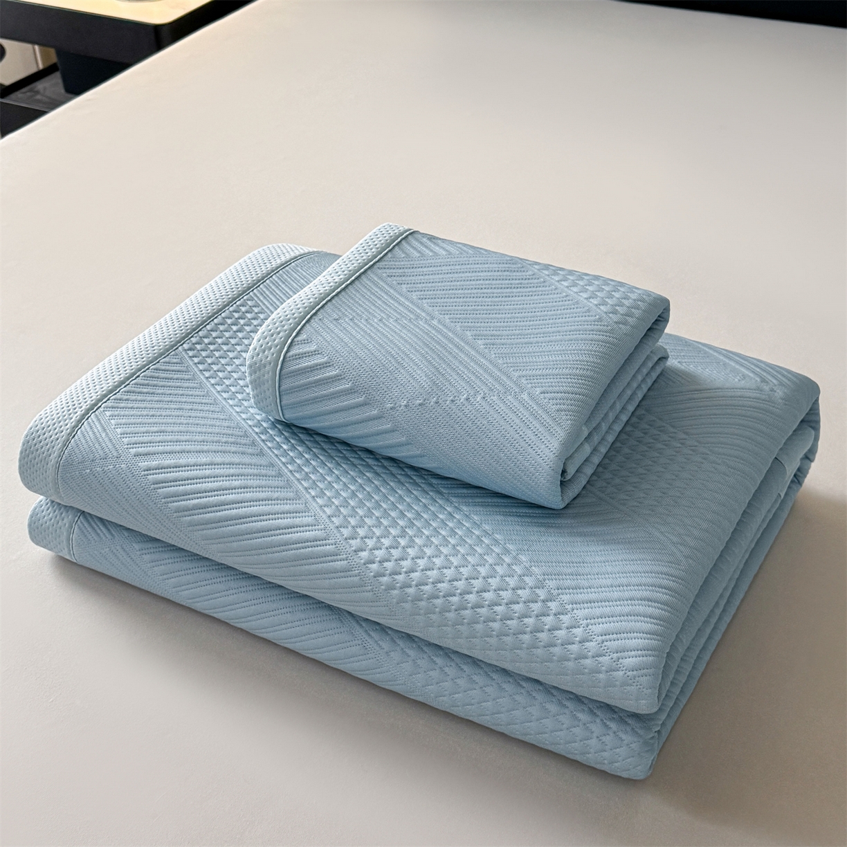 91家纺网 家纺一手货源 找家纺 慕木家纺 2026新品A类高克重高端复合三明治PE乙纶提花冰豆豆凉席床笠都市棱境系列（提供买家秀） 床席款都市棱境-蓝