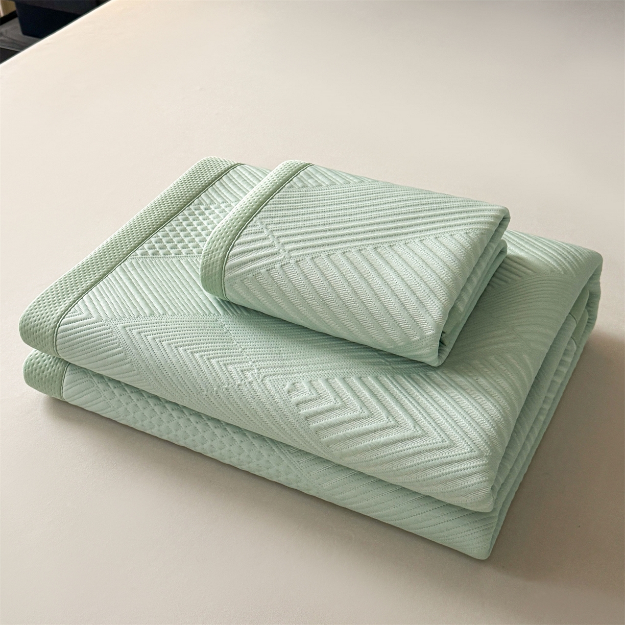 91家纺网 家纺一手货源 找家纺 慕木家纺 2026新品A类高克重高端复合三明治PE乙纶提花冰豆豆凉席床笠都市棱境系列（提供买家秀） 床席款都市棱境-绿