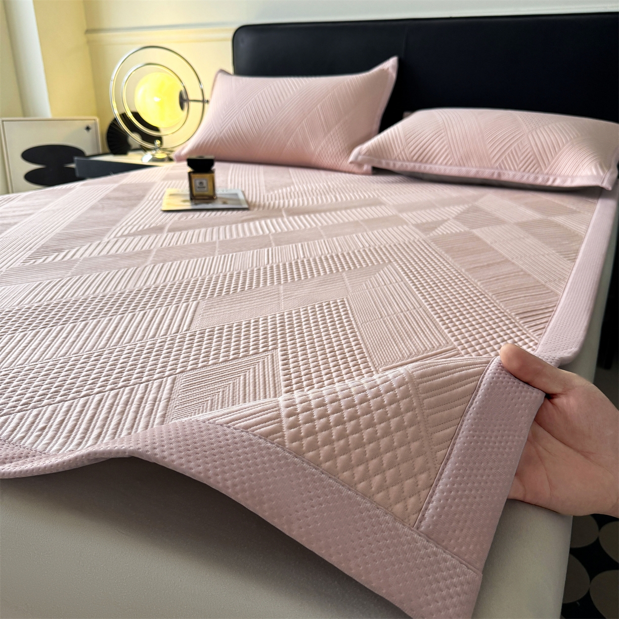 91家纺网 家纺一手货源 找家纺 （总）慕木家纺 2026新品A类高克重高端复合三明治PE乙纶提花冰豆豆凉席床笠都市棱境系列（提供买家秀）