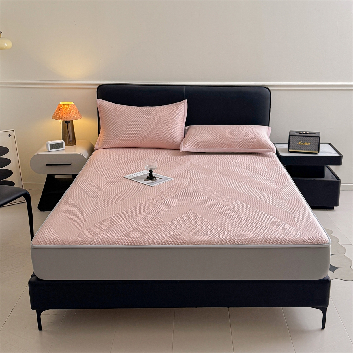 91家纺网 家纺一手货源 找家纺 慕木家纺 2026新品A类高克重高端复合三明治PE乙纶提花冰豆豆凉席床笠都市棱境系列（提供买家秀） 床笠款都市棱境-粉