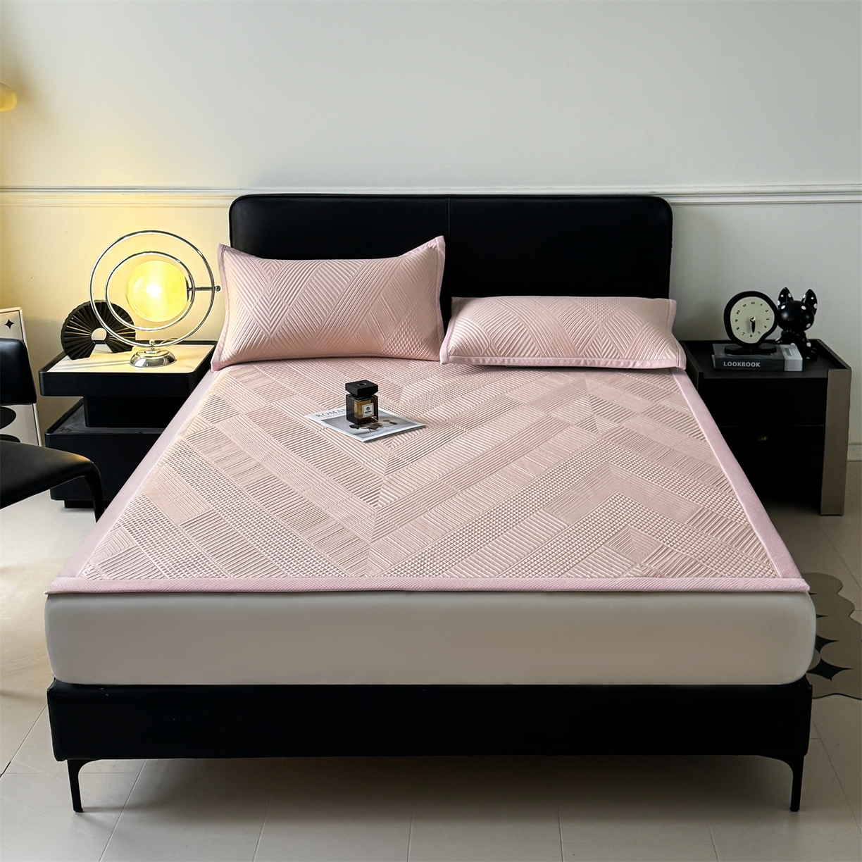 91家纺网 家纺一手货源 找家纺 慕木家纺 2026新品A类高克重高端复合三明治PE乙纶提花冰豆豆凉席床笠都市棱境系列（提供买家秀） 床席款都市棱境-粉