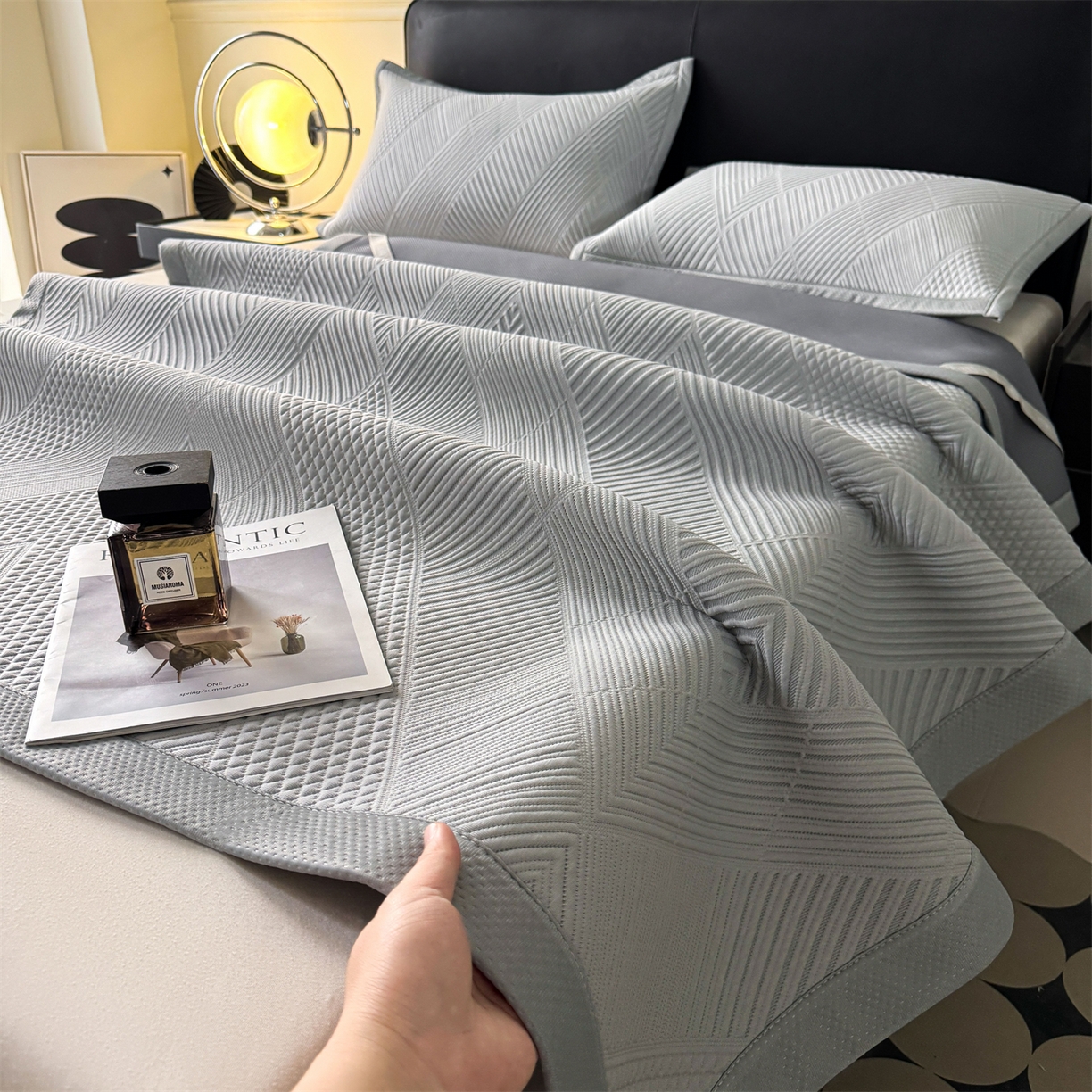 91家纺网 家纺一手货源 找家纺 慕木家纺 2026新品A类高克重高端复合三明治PE乙纶提花冰豆豆凉席床笠都市棱境系列（提供买家秀） 床席款都市棱境-灰
