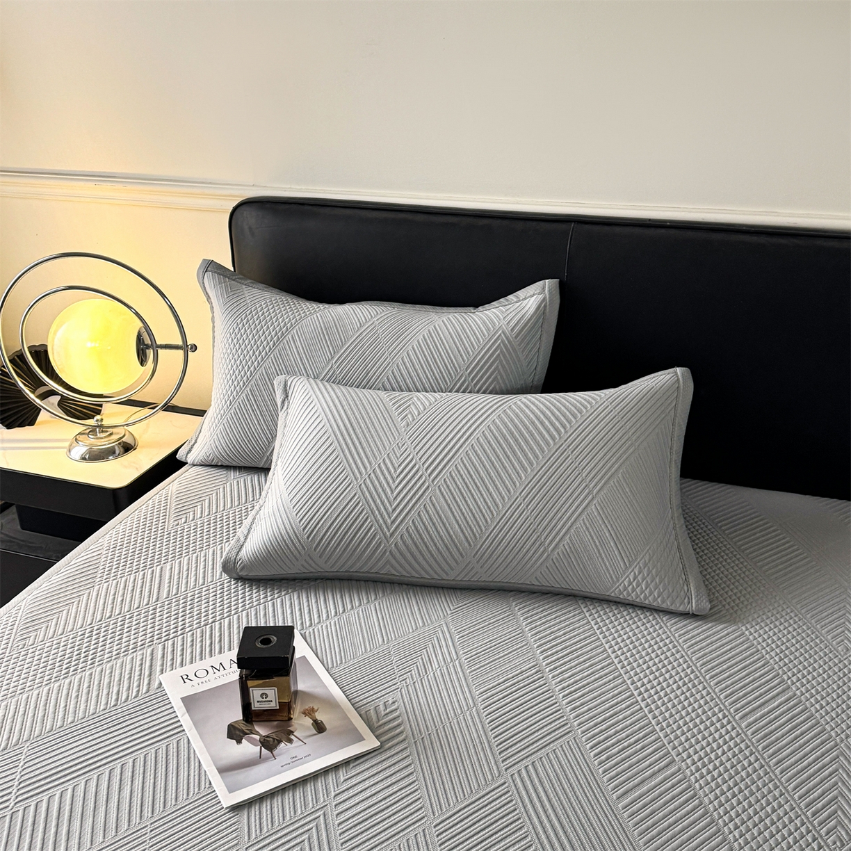 91家纺网 家纺一手货源 找家纺 慕木家纺 2026新品A类高克重高端复合三明治PE乙纶提花冰豆豆凉席床笠都市棱境系列（提供买家秀） 床席款都市棱境-灰