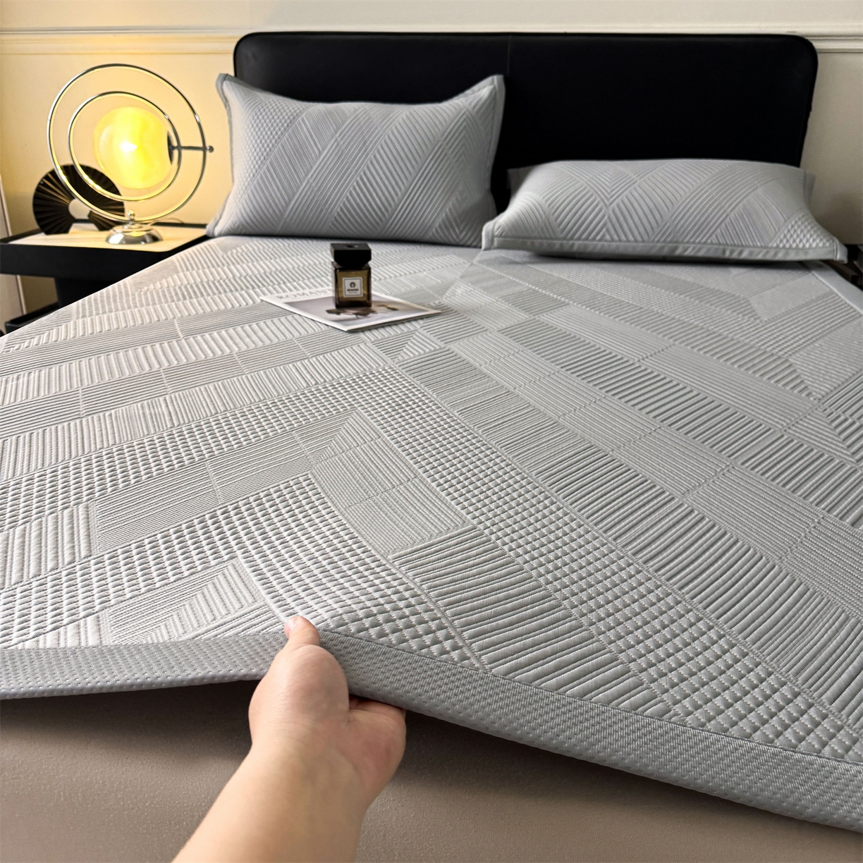 91家纺网 家纺一手货源 找家纺 慕木家纺 2026新品A类高克重高端复合三明治PE乙纶提花冰豆豆凉席床笠都市棱境系列（提供买家秀） 床席款都市棱境-灰