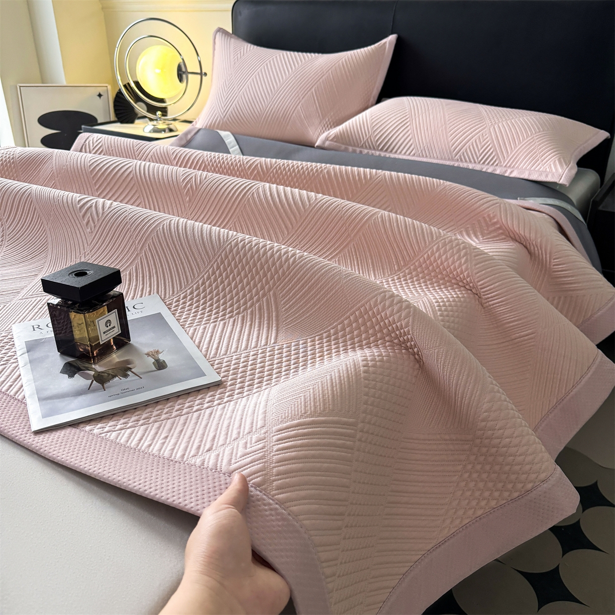 91家纺网 家纺一手货源 找家纺 慕木家纺 2026新品A类高克重高端复合三明治PE乙纶提花冰豆豆凉席床笠都市棱境系列（提供买家秀） 床席款都市棱境-粉