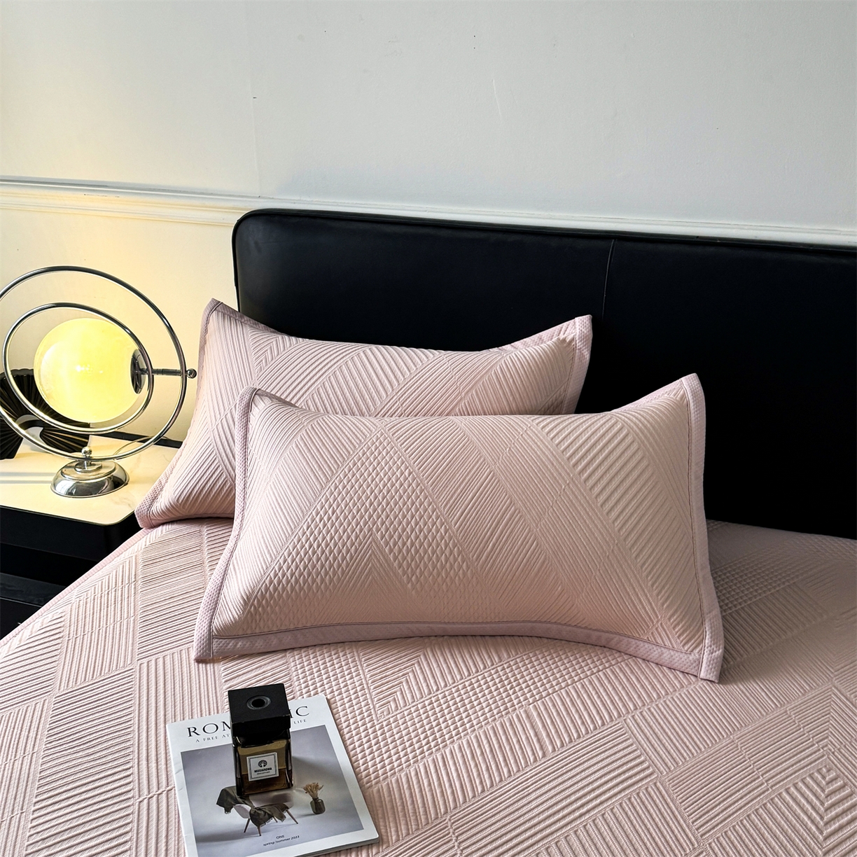 91家纺网 家纺一手货源 找家纺 慕木家纺 2026新品A类高克重高端复合三明治PE乙纶提花冰豆豆凉席床笠都市棱境系列（提供买家秀） 床席款都市棱境-粉