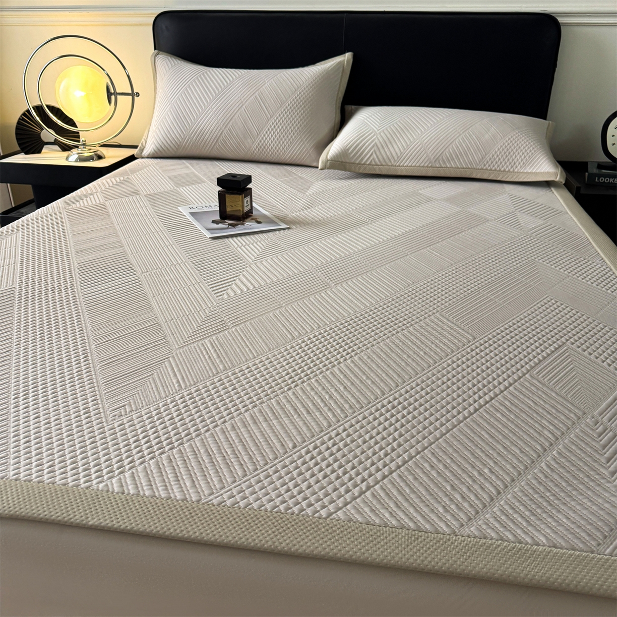 91家纺网 家纺一手货源 找家纺 慕木家纺 2026新品A类高克重高端复合三明治PE乙纶提花冰豆豆凉席床笠都市棱境系列（提供买家秀） 床席款都市棱境-卡其