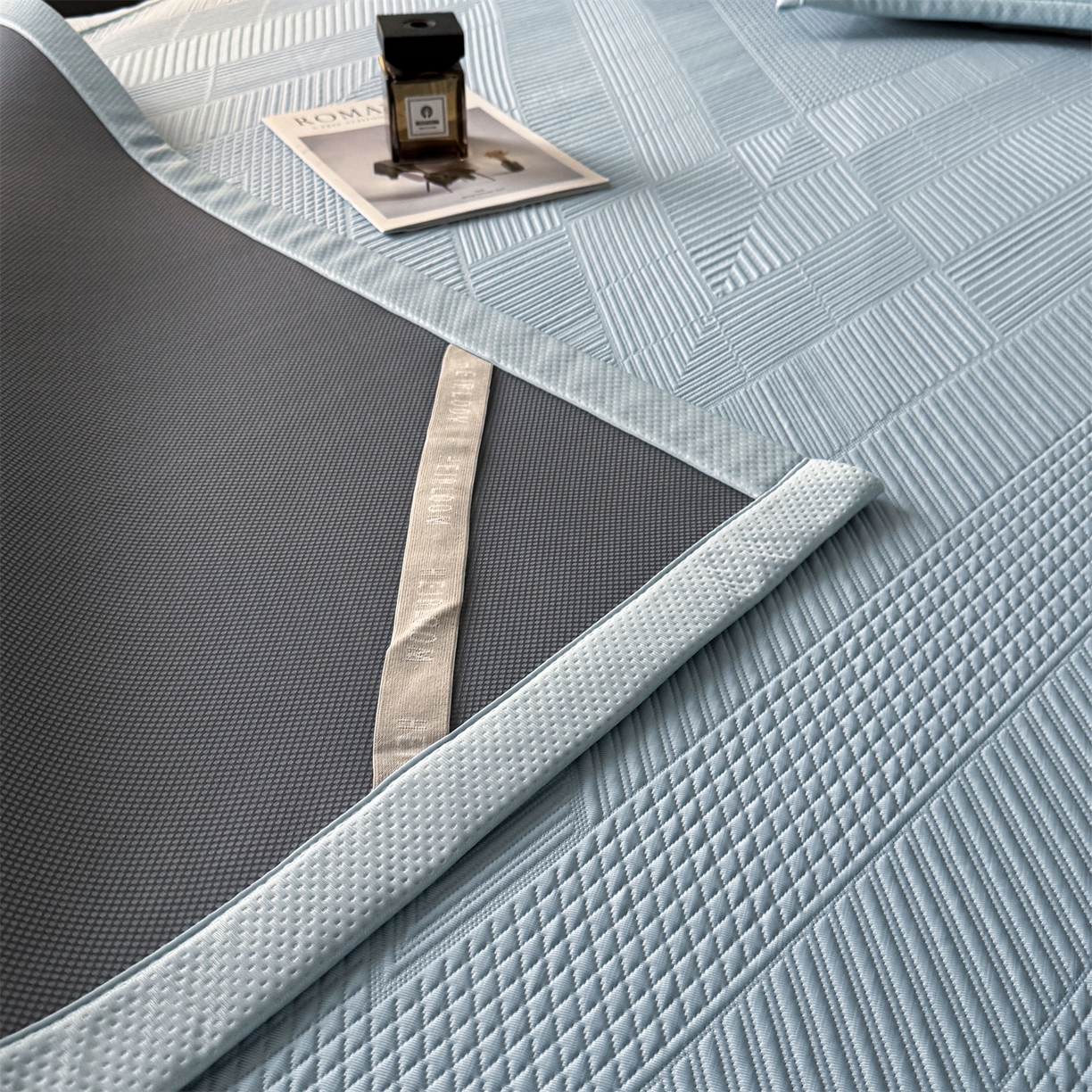 91家纺网 家纺一手货源 找家纺 （总）慕木家纺 2026新品A类高克重高端复合三明治PE乙纶提花冰豆豆凉席床笠都市棱境系列（提供买家秀）