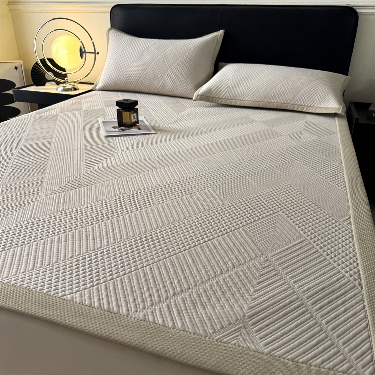 91家纺网 家纺一手货源 找家纺 慕木家纺 2026新品A类高克重高端复合三明治PE乙纶提花冰豆豆凉席床笠都市棱境系列（提供买家秀） 床席款都市棱境-卡其