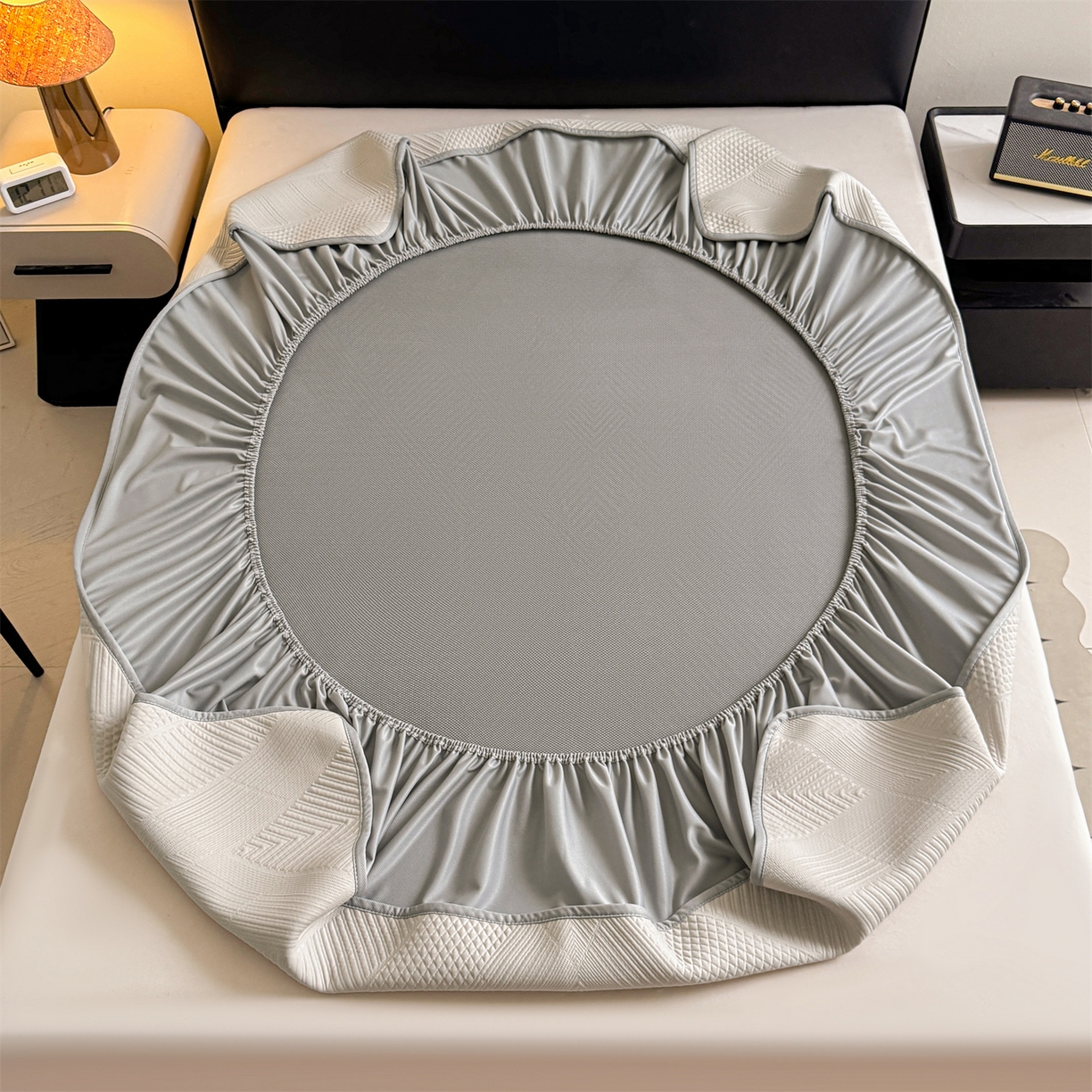 91家纺网 家纺一手货源 找家纺 慕木家纺 2026新品A类高克重高端复合三明治PE乙纶提花冰豆豆凉席床笠都市棱境系列（提供买家秀） 床笠款都市棱境-卡其