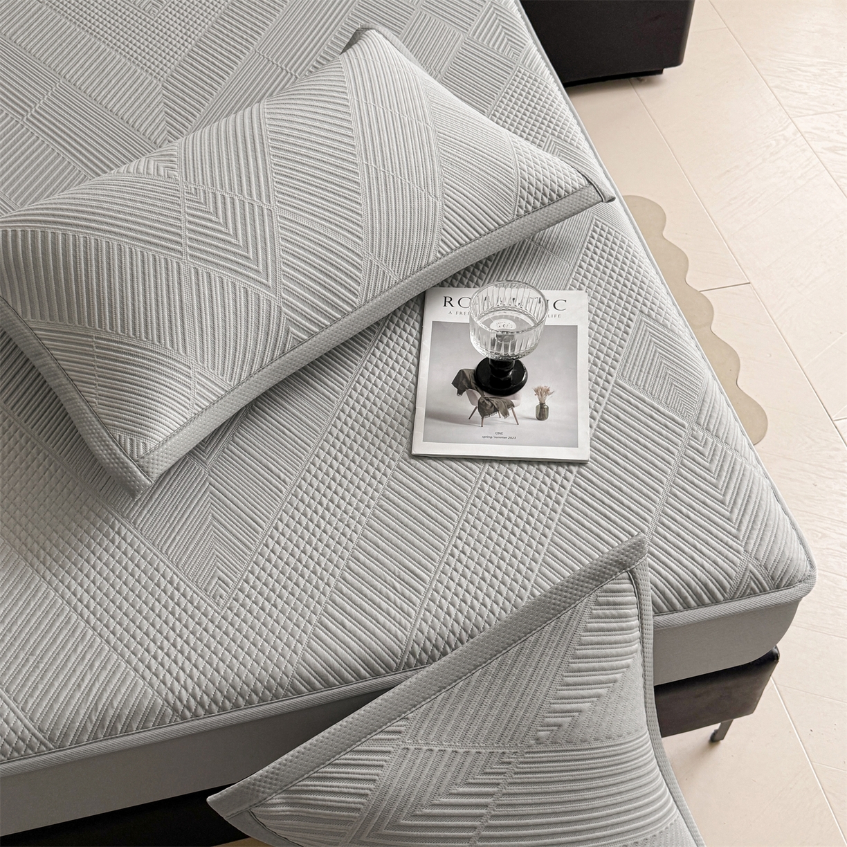 91家纺网 家纺一手货源 找家纺 慕木家纺 2026新品A类高克重高端复合三明治PE乙纶提花冰豆豆凉席床笠都市棱境系列（提供买家秀） 床笠款都市棱境-灰