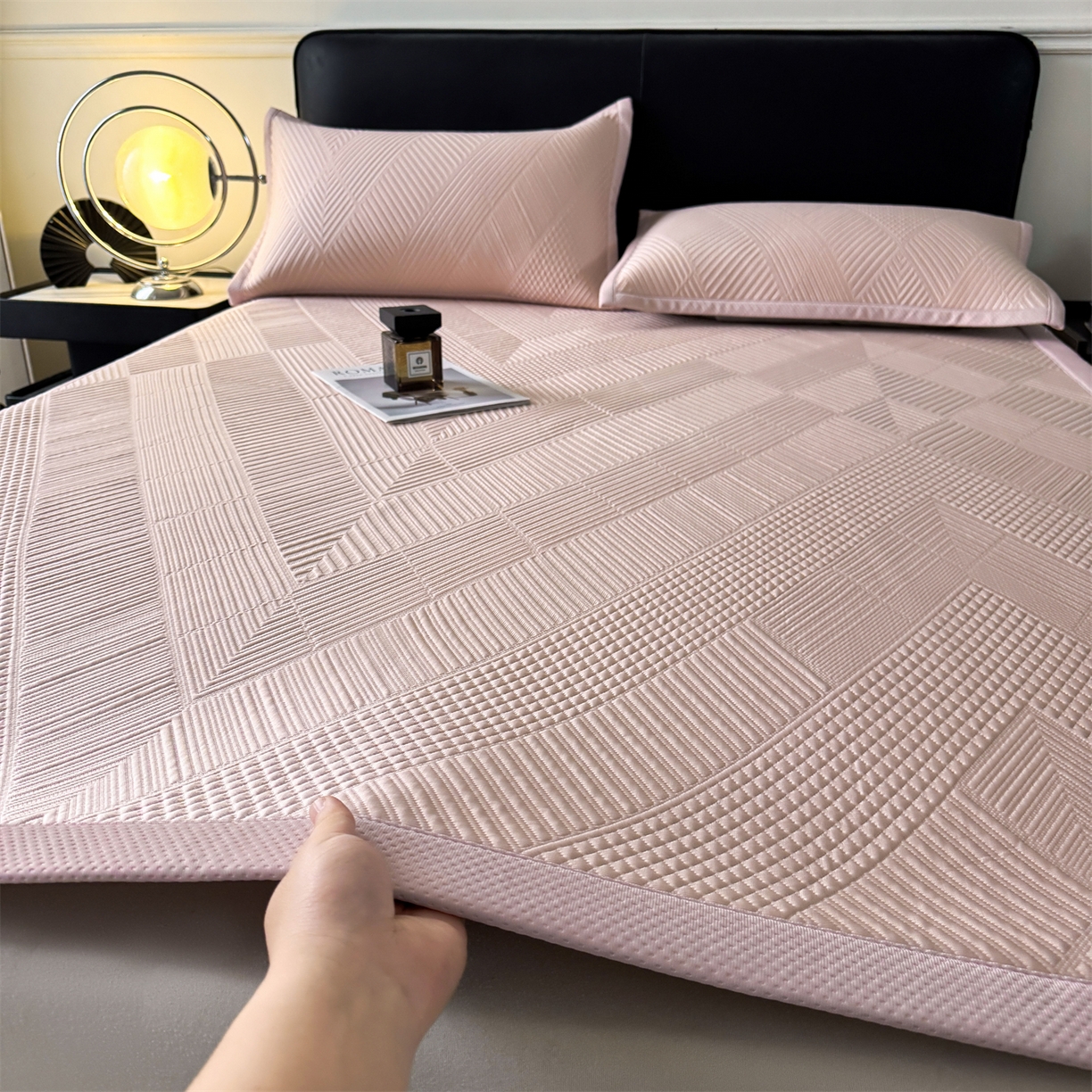 91家纺网 家纺一手货源 找家纺 慕木家纺 2026新品A类高克重高端复合三明治PE乙纶提花冰豆豆凉席床笠都市棱境系列（提供买家秀） 床席款都市棱境-粉