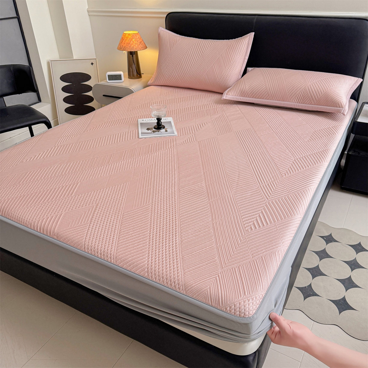 91家纺网 家纺一手货源 找家纺 慕木家纺 2026新品A类高克重高端复合三明治PE乙纶提花冰豆豆凉席床笠都市棱境系列（提供买家秀） 床笠款都市棱境-粉