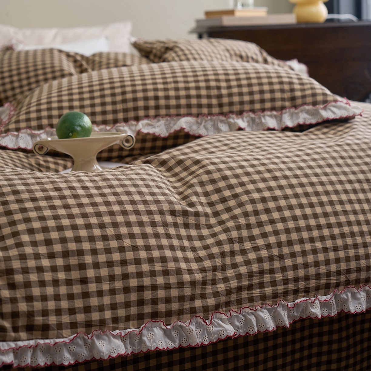 91家纺网 家纺一手货源 找家纺 洋铭区（原狠狠爱）2026新款色织水洗棉花边四件套系列 控价：控价劵后不得低于 178元/218元/238元 花边咖啡格