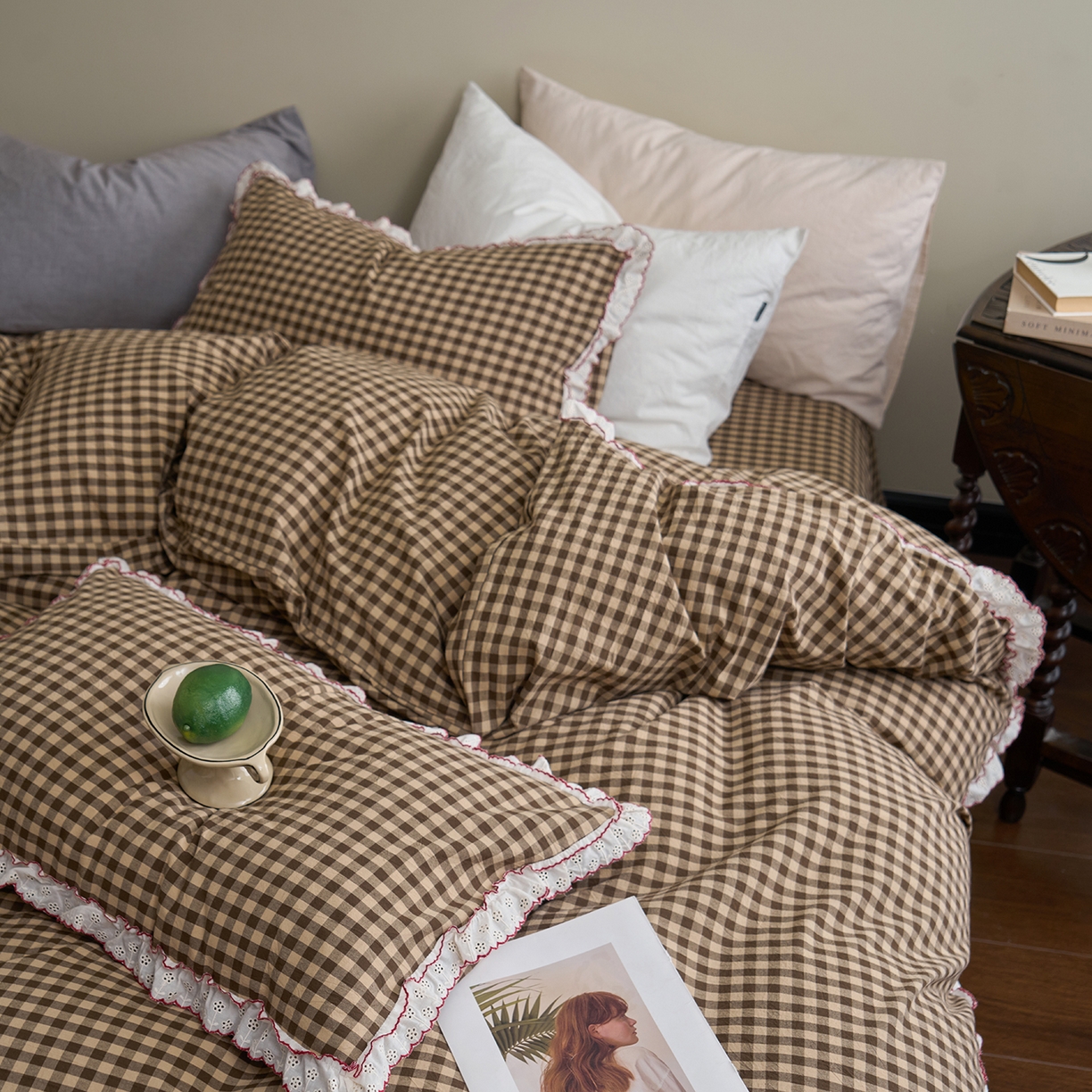 91家纺网 家纺一手货源 找家纺 洋铭区（原狠狠爱）2026新款色织水洗棉花边四件套系列 控价：控价劵后不得低于 178元/218元/238元 花边咖啡格