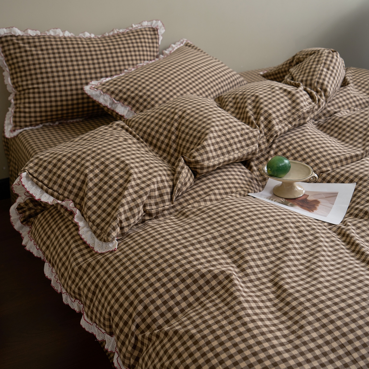 91家纺网 家纺一手货源 找家纺 洋铭区（原狠狠爱）2026新款色织水洗棉花边四件套系列 控价：控价劵后不得低于 178元/218元/238元 花边咖啡格