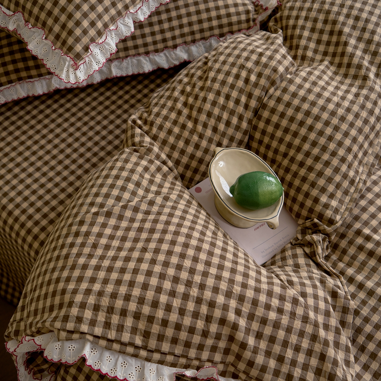 91家纺网 家纺一手货源 找家纺 洋铭区（原狠狠爱）2026新款色织水洗棉花边四件套系列 控价：控价劵后不得低于 178元/218元/238元 花边咖啡格