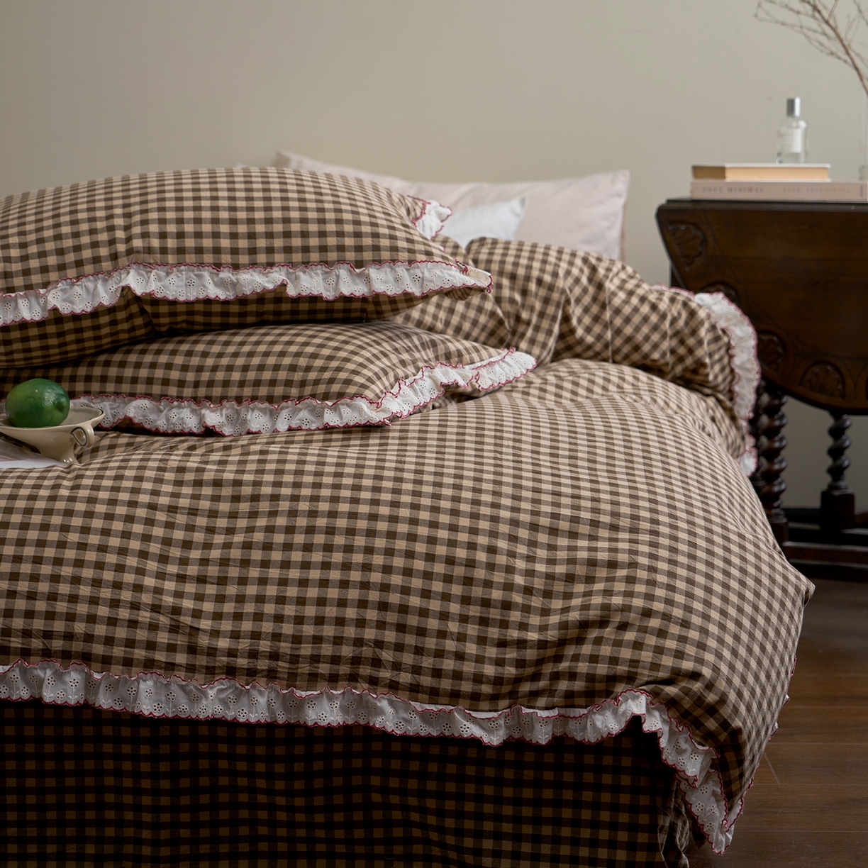 91家纺网 家纺一手货源 找家纺 洋铭区（原狠狠爱）2026新款色织水洗棉花边四件套系列 控价：控价劵后不得低于 178元/218元/238元 花边咖啡格