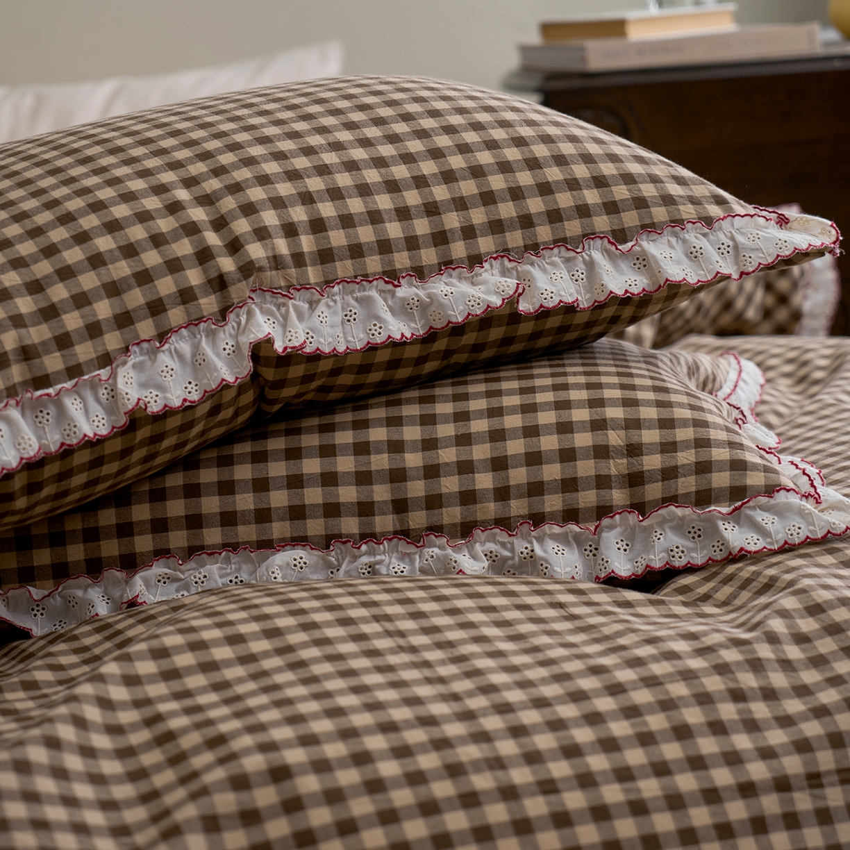 91家纺网 家纺一手货源 找家纺 洋铭区（原狠狠爱）2026新款色织水洗棉花边四件套系列 控价：控价劵后不得低于 178元/218元/238元 花边咖啡格