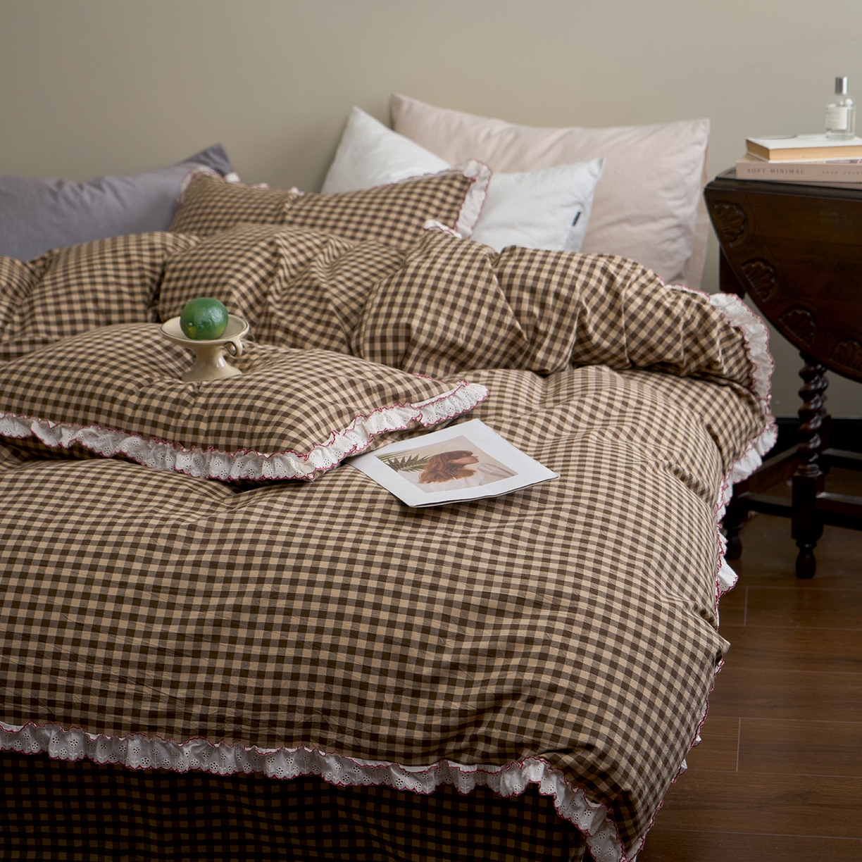 91家纺网 家纺一手货源 找家纺 洋铭区（原狠狠爱）2026新款色织水洗棉花边四件套系列 控价：控价劵后不得低于 178元/218元/238元 花边咖啡格