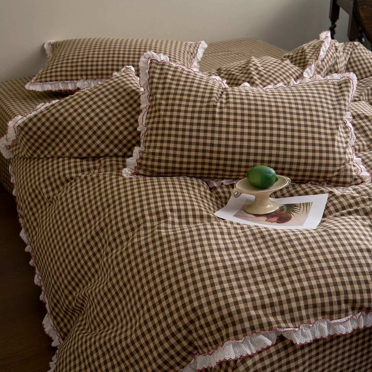 91家纺网 家纺一手货源 找家纺 洋铭区（原狠狠爱）2026新款色织水洗棉花边四件套系列 控价：控价劵后不得低于 178元/218元/238元 花边咖啡格