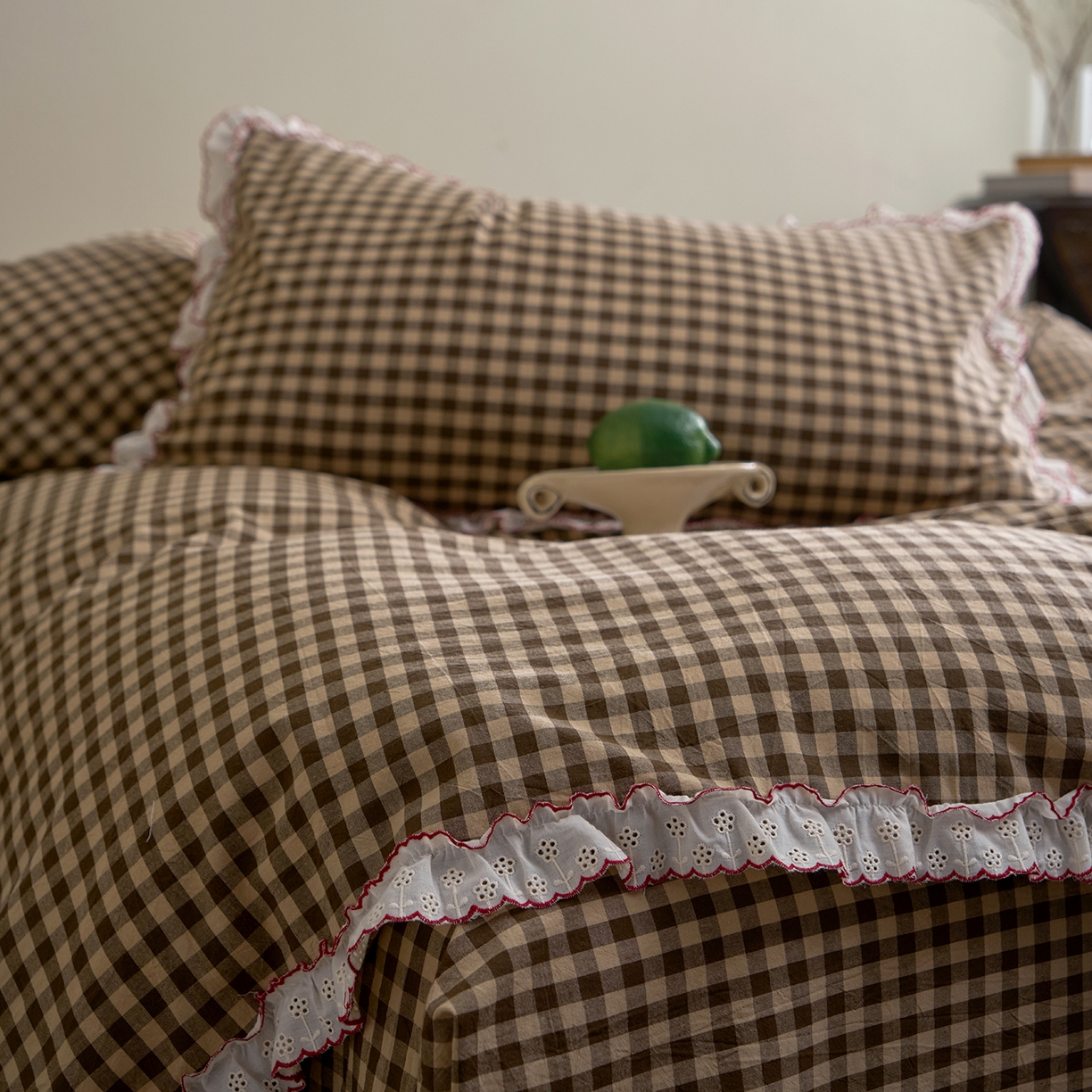 91家纺网 家纺一手货源 找家纺 洋铭区（原狠狠爱）2026新款色织水洗棉花边四件套系列 控价：控价劵后不得低于 178元/218元/238元 花边咖啡格