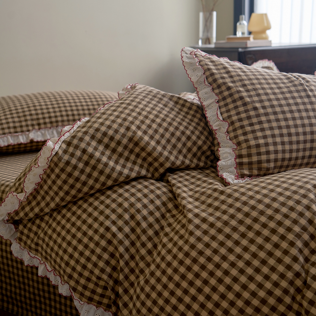 91家纺网 家纺一手货源 找家纺 洋铭区（原狠狠爱）2026新款色织水洗棉花边四件套系列 控价：控价劵后不得低于 178元/218元/238元 花边咖啡格