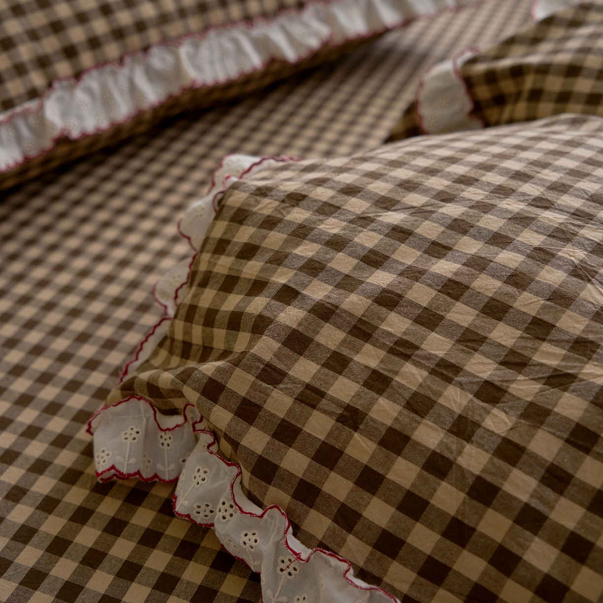 91家纺网 家纺一手货源 找家纺 洋铭区（原狠狠爱）2026新款色织水洗棉花边四件套系列 控价：控价劵后不得低于 178元/218元/238元 花边咖啡格