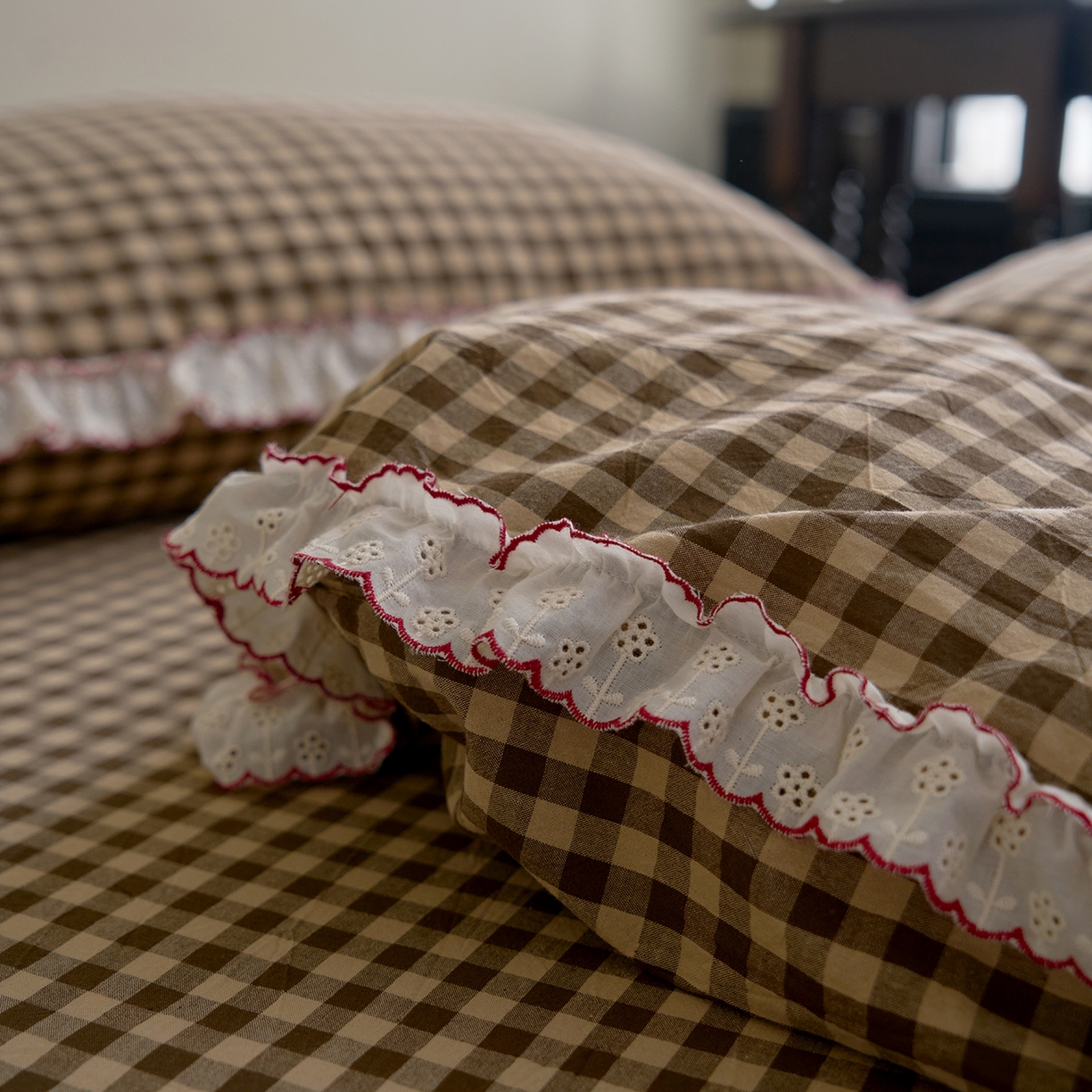 91家纺网 家纺一手货源 找家纺 洋铭区（原狠狠爱）2026新款色织水洗棉花边四件套系列 控价：控价劵后不得低于 178元/218元/238元 花边咖啡格