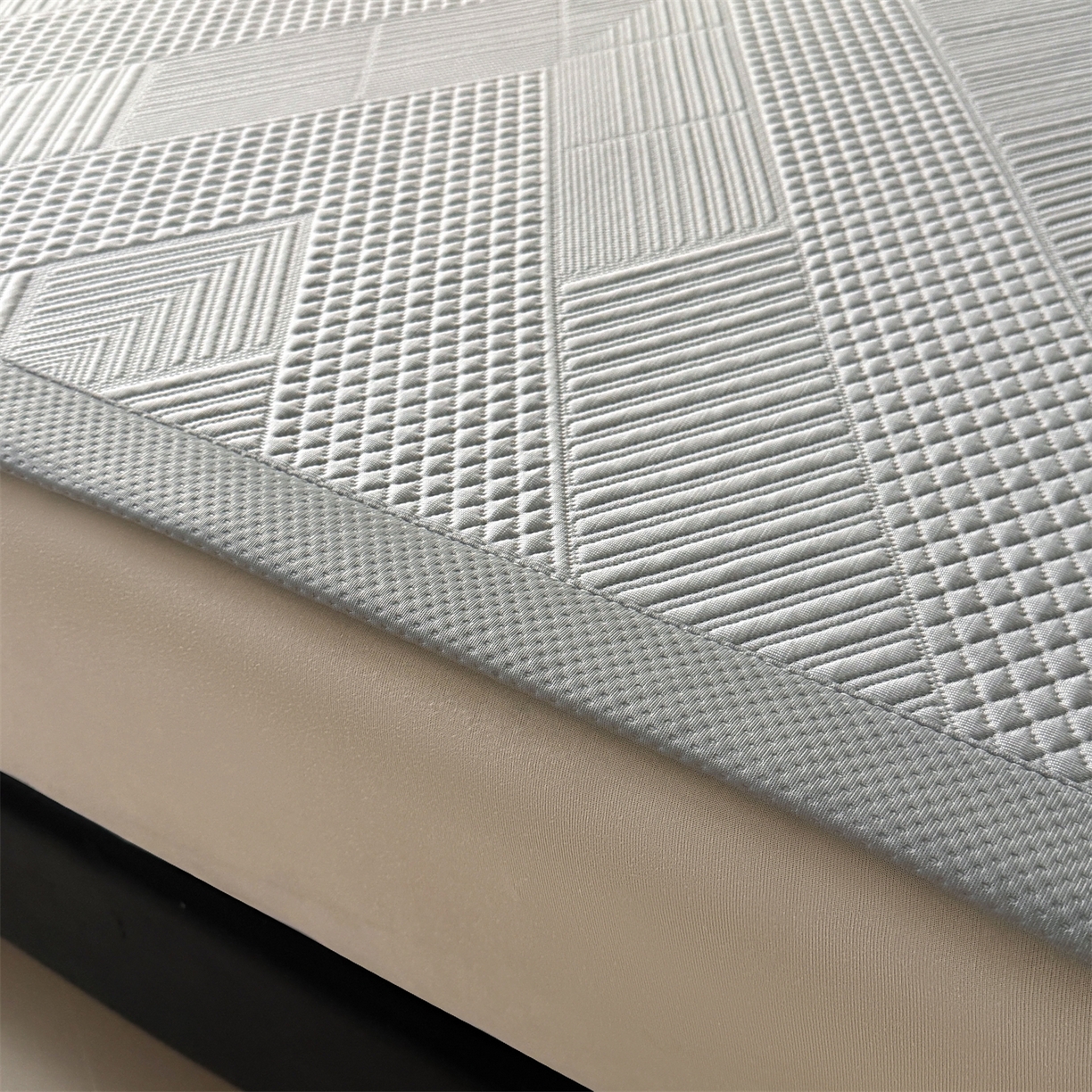 91家纺网 家纺一手货源 找家纺 慕木家纺 2026新品A类高克重高端复合三明治PE乙纶提花冰豆豆凉席床笠都市棱境系列（提供买家秀） 床席款都市棱境-灰