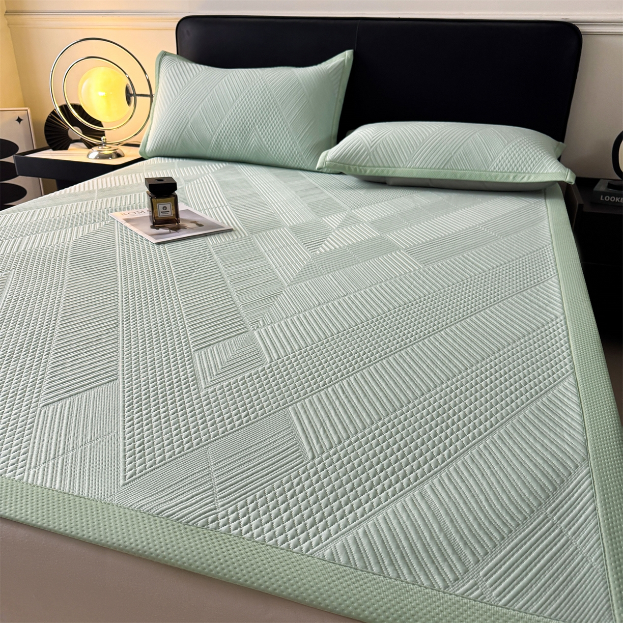 91家纺网 家纺一手货源 找家纺 慕木家纺 2026新品A类高克重高端复合三明治PE乙纶提花冰豆豆凉席床笠都市棱境系列（提供买家秀） 床席款都市棱境-绿