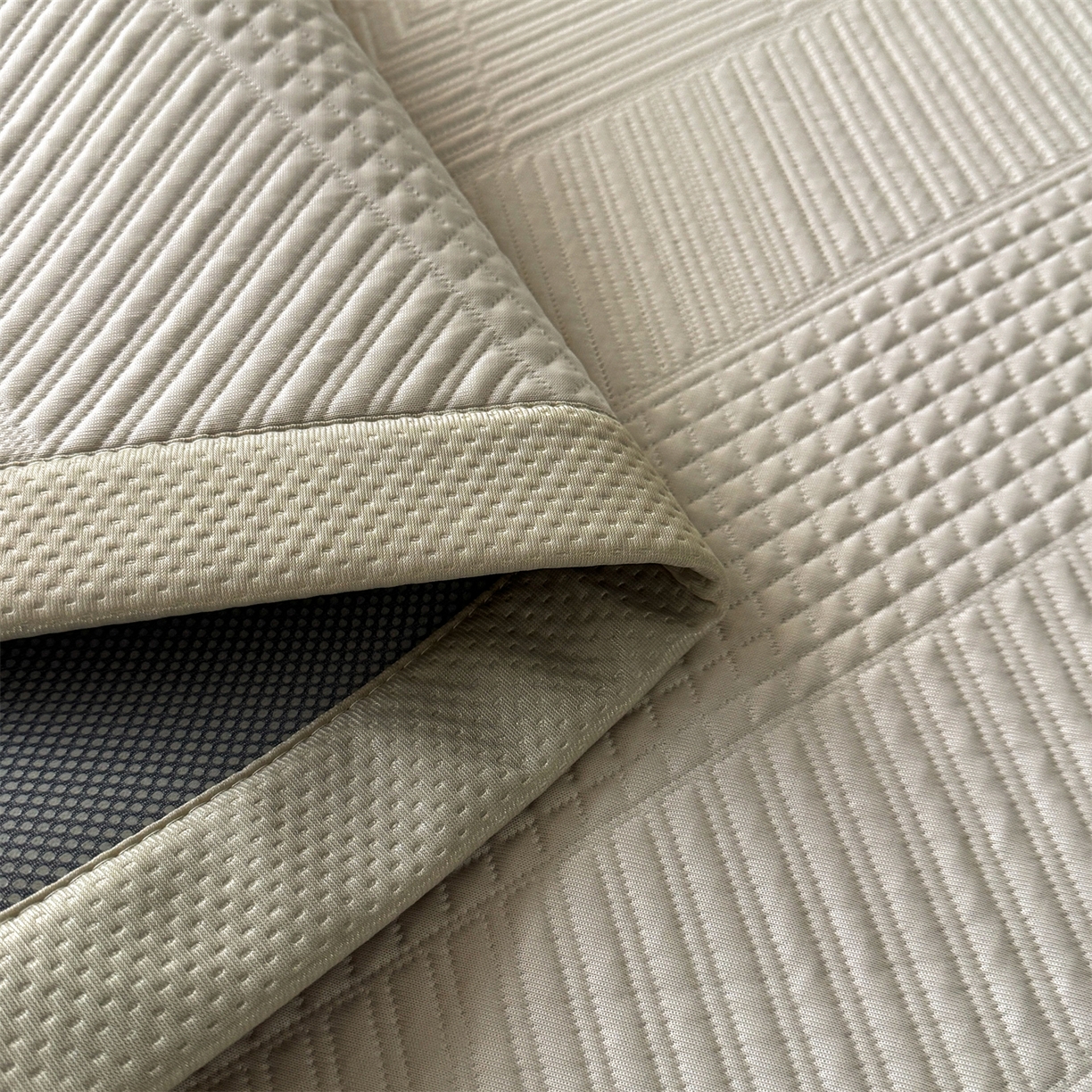 91家纺网 家纺一手货源 找家纺 慕木家纺 2026新品A类高克重高端复合三明治PE乙纶提花冰豆豆凉席床笠都市棱境系列（提供买家秀） 床席款都市棱境-卡其