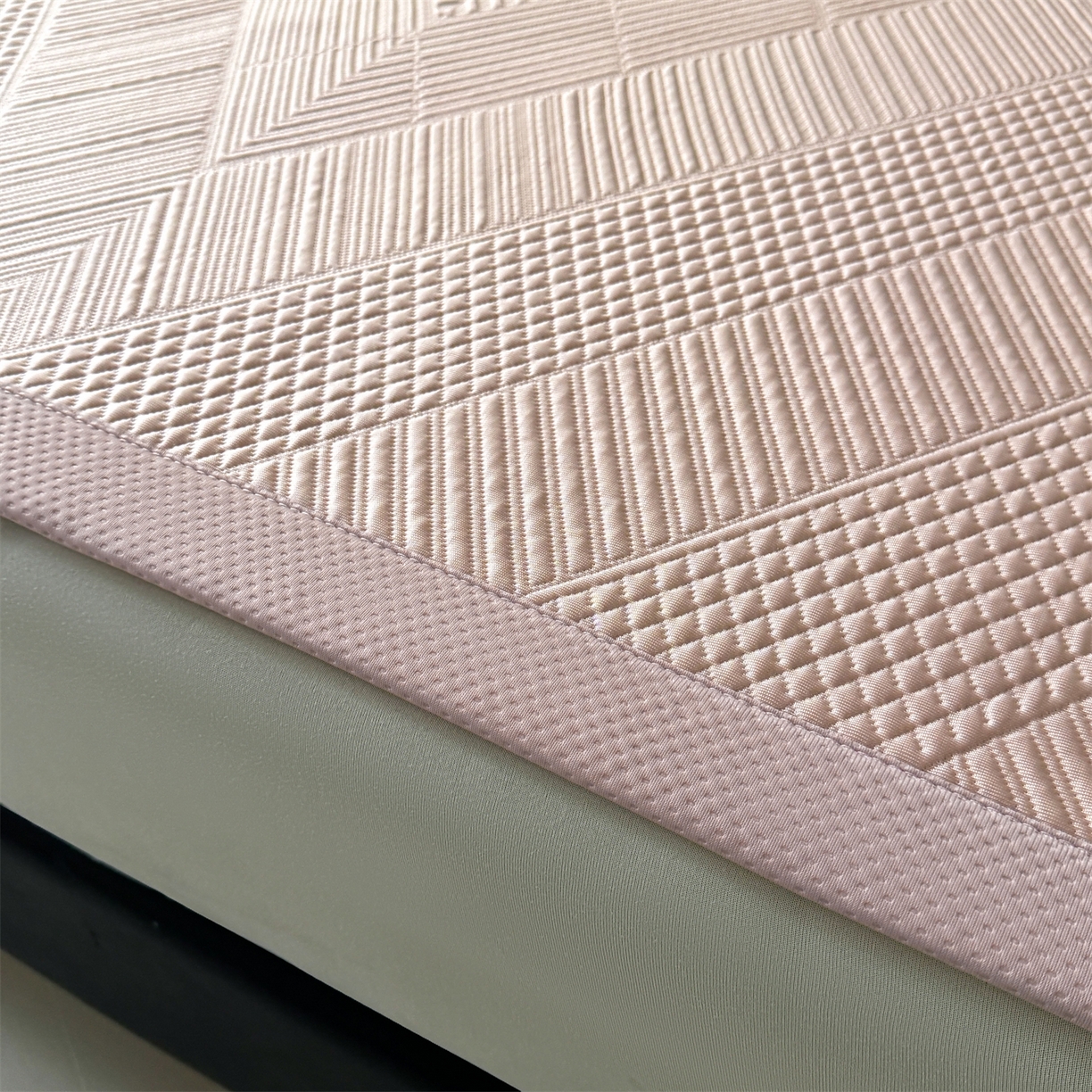 91家纺网 家纺一手货源 找家纺 慕木家纺 2026新品A类高克重高端复合三明治PE乙纶提花冰豆豆凉席床笠都市棱境系列（提供买家秀） 床席款都市棱境-粉