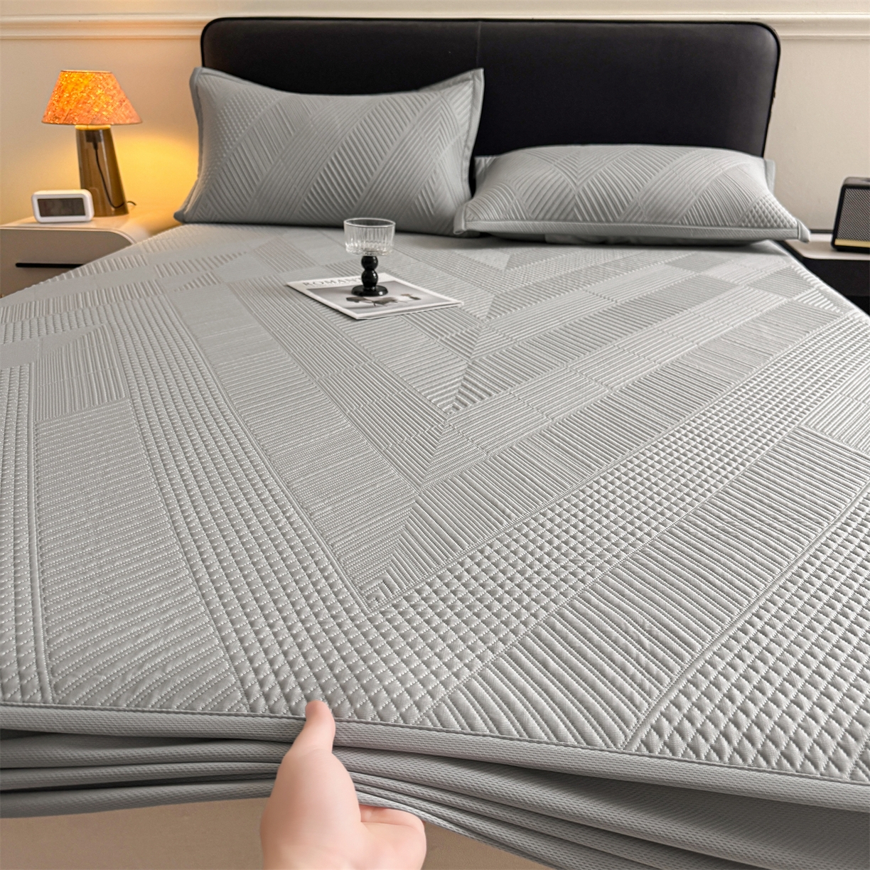 91家纺网 家纺一手货源 找家纺 慕木家纺 2026新品A类高克重高端复合三明治PE乙纶提花冰豆豆凉席床笠都市棱境系列（提供买家秀） 床笠款都市棱境-灰