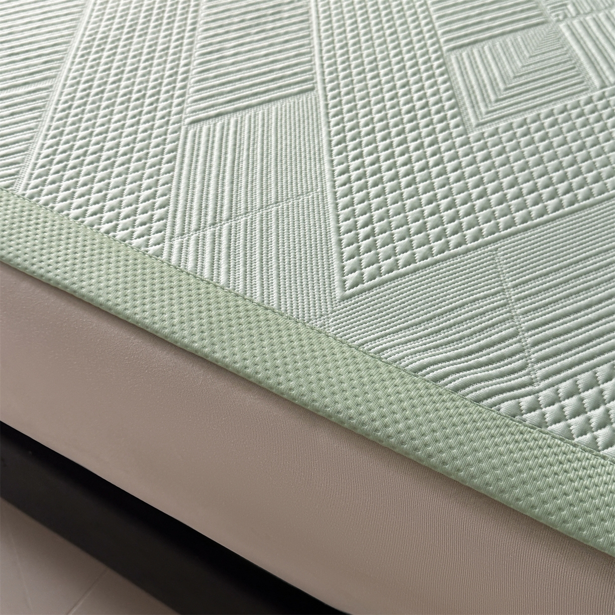 91家纺网 家纺一手货源 找家纺 慕木家纺 2026新品A类高克重高端复合三明治PE乙纶提花冰豆豆凉席床笠都市棱境系列（提供买家秀） 床席款都市棱境-绿
