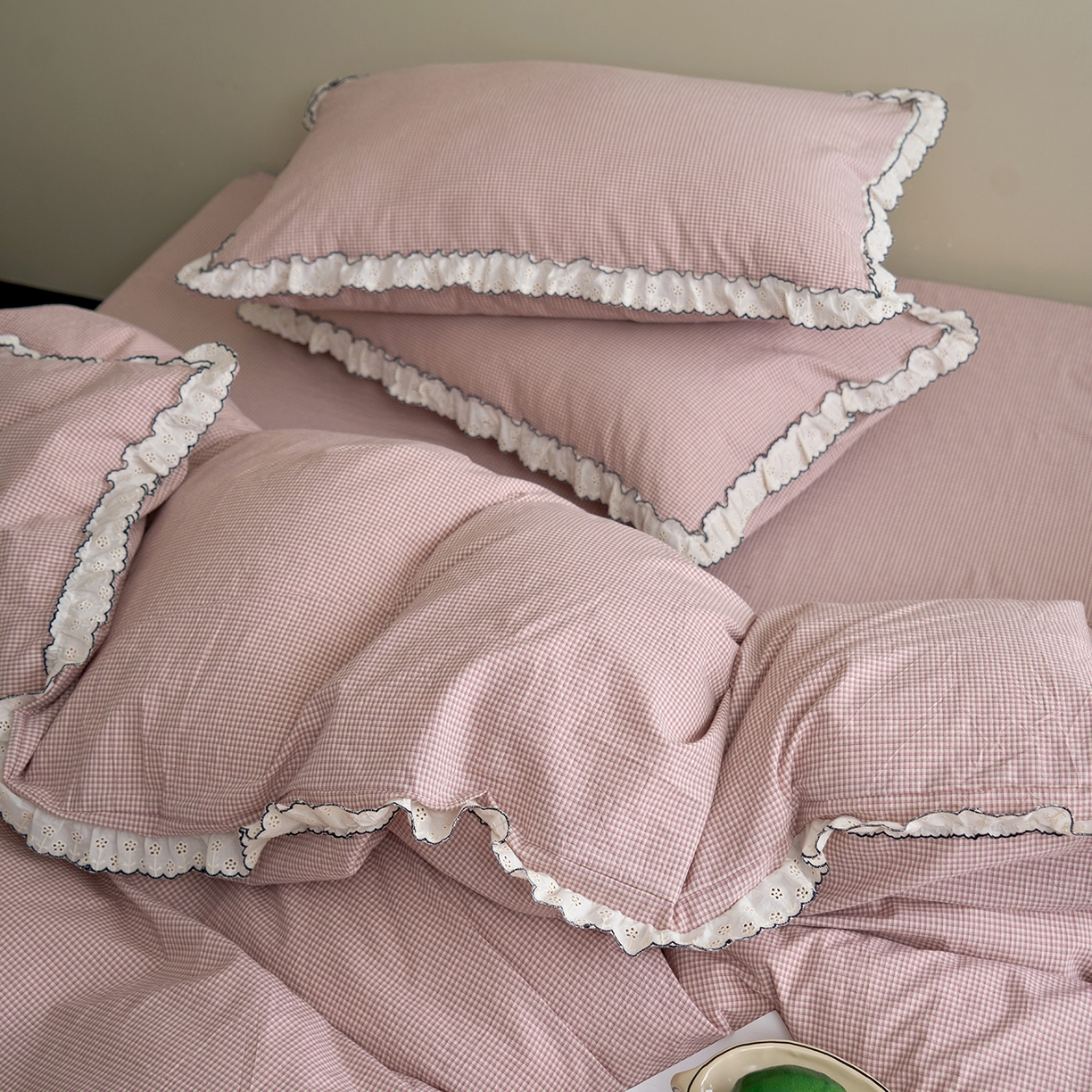 91家纺网 家纺一手货源 找家纺 洋铭区（原狠狠爱）2026新款色织水洗棉花边四件套系列 控价：控价劵后不得低于 178元/218元/238元 小米格·粉