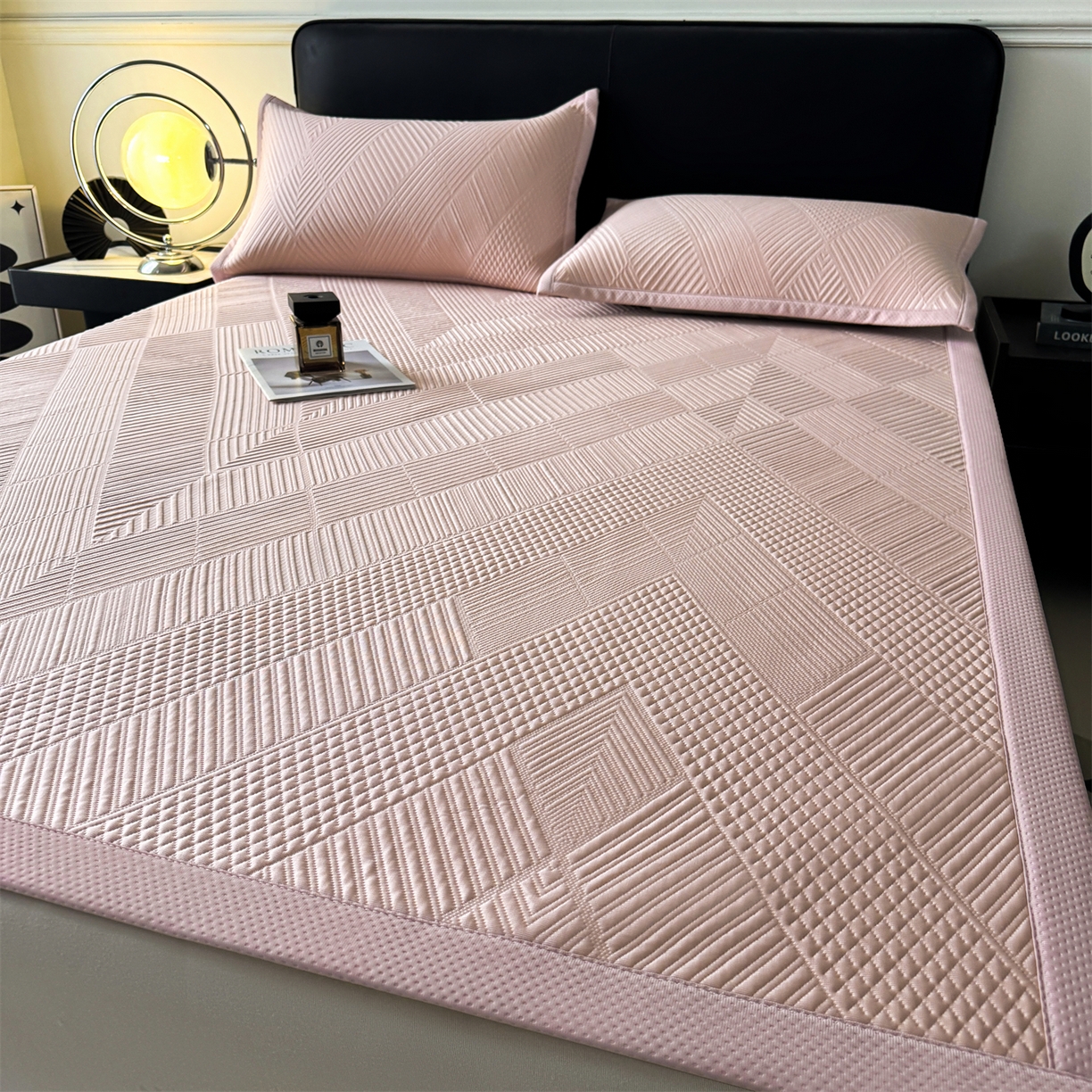 91家纺网 家纺一手货源 找家纺 慕木家纺 2026新品A类高克重高端复合三明治PE乙纶提花冰豆豆凉席床笠都市棱境系列（提供买家秀） 床席款都市棱境-粉