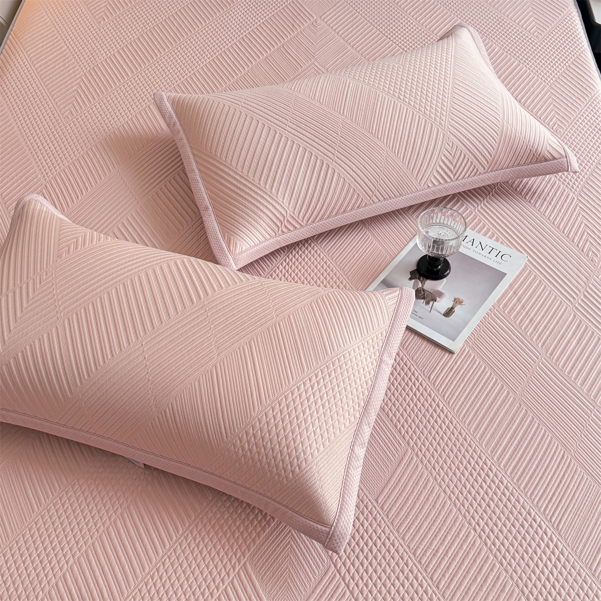 91家纺网 家纺一手货源 找家纺 慕木家纺 2026新品A类高克重高端复合三明治PE乙纶提花冰豆豆凉席床笠都市棱境系列（提供买家秀） 床笠款都市棱境-粉