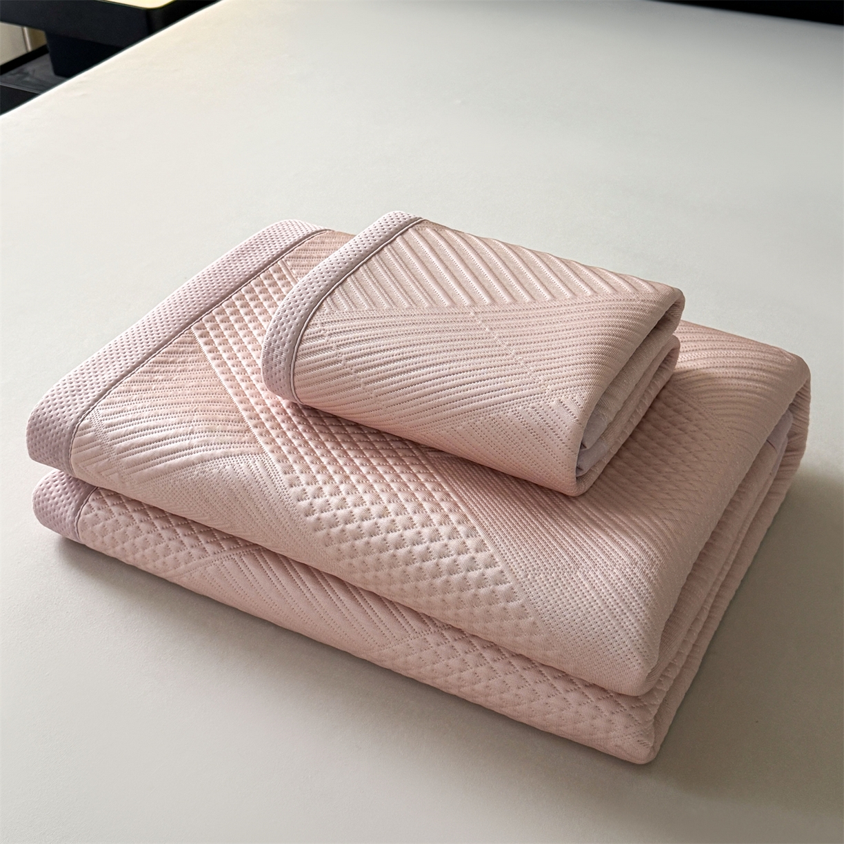 91家纺网 家纺一手货源 找家纺 慕木家纺 2026新品A类高克重高端复合三明治PE乙纶提花冰豆豆凉席床笠都市棱境系列（提供买家秀） 床席款都市棱境-粉