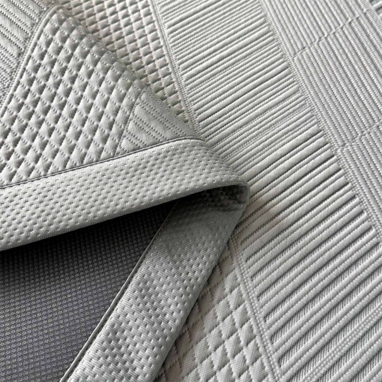 91家纺网 家纺一手货源 找家纺 慕木家纺 2026新品A类高克重高端复合三明治PE乙纶提花冰豆豆凉席床笠都市棱境系列（提供买家秀） 床席款都市棱境-灰