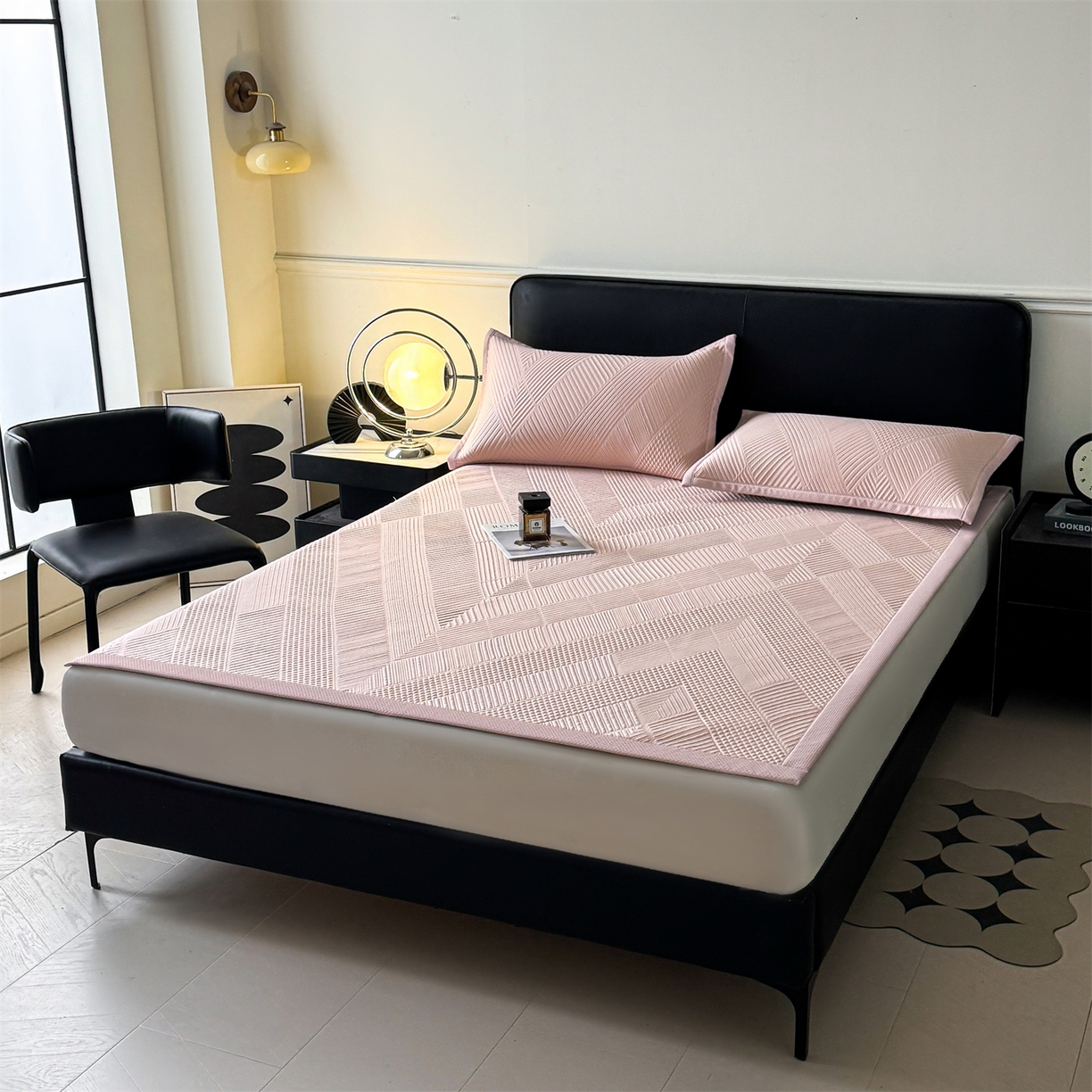 91家纺网 家纺一手货源 找家纺 慕木家纺 2026新品A类高克重高端复合三明治PE乙纶提花冰豆豆凉席床笠都市棱境系列（提供买家秀） 床席款都市棱境-粉